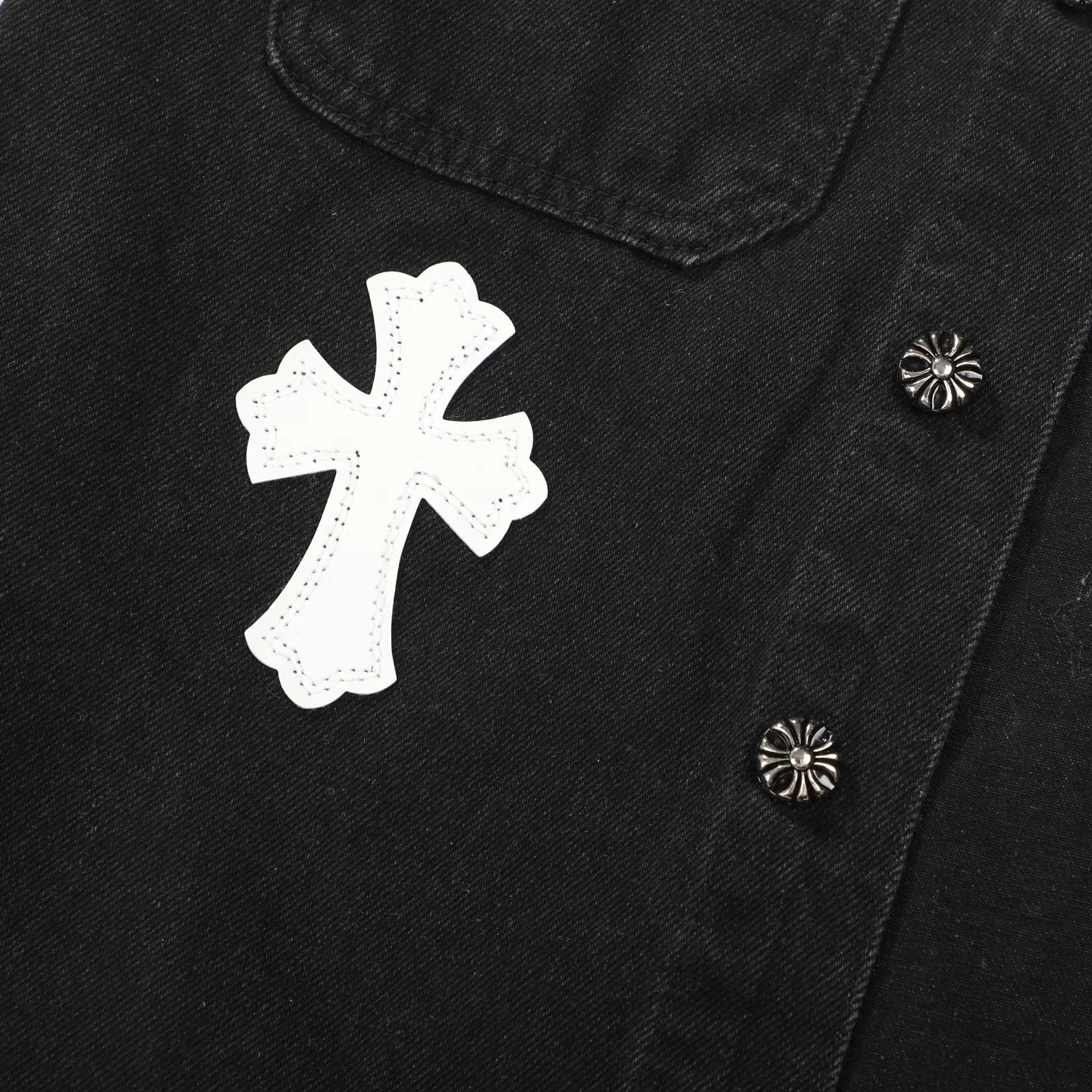 P260 Correct version (top replica) CH Chromehearts 23ss denim cross-leather black and white jacket denim jacket. A super versatile denim jacket that is breathable, comfortable and elegant! The entire garment is made of super heavy-duty workmanship and is made of denim denim fabric imported from Japan. After the finished product is washed, the loss rate is extremely high! The whole body is made with old craftsmanship and the upper body is stylish! The body has multiple crosses and leather logos sewn on it! Because of the old craftsmanship, everything from gold five to three marks has been re-made with new molds, 100% restored to the original craftsmanship! All the leather characters are laser-aligned. The leather difference is definitely not the same as that of the super-fiber leather on the market. This year’s new sheep leather is used. The finished embroidery guarantees the quality of the entire product❗ It took nearly two months of back-and-forth production to get a satisfactory effect. The various cutting designs really took a lot of effort to achieve a satisfactory experience! The same style for men and women, great for couples!   Color: black with white label Size: S M L
